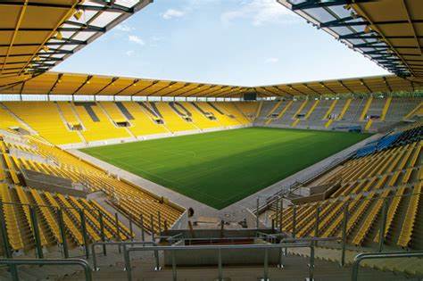 Stadion: Tivoli (32.960 Plätze)